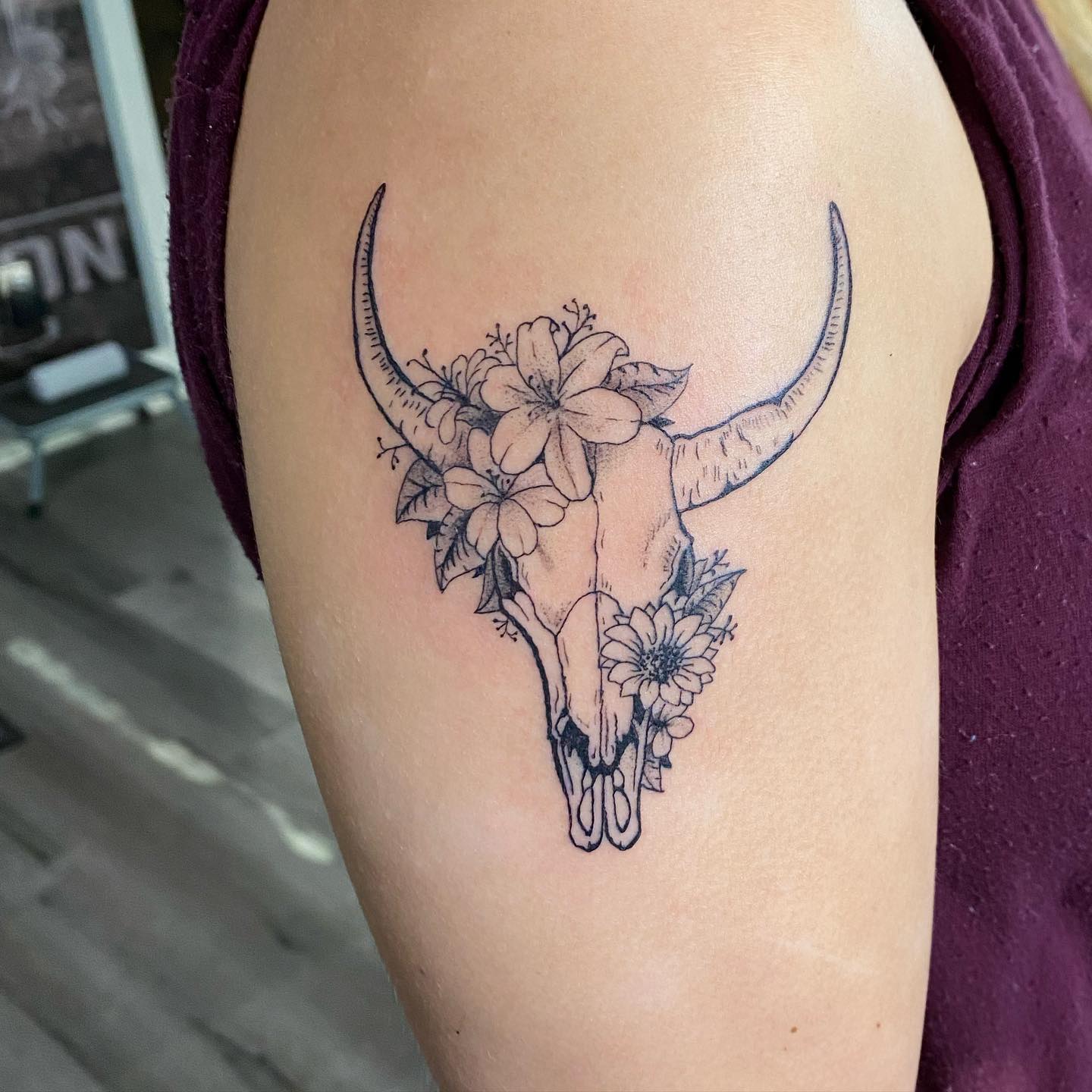 Florystyczny tatuaż czaszki Longhorn