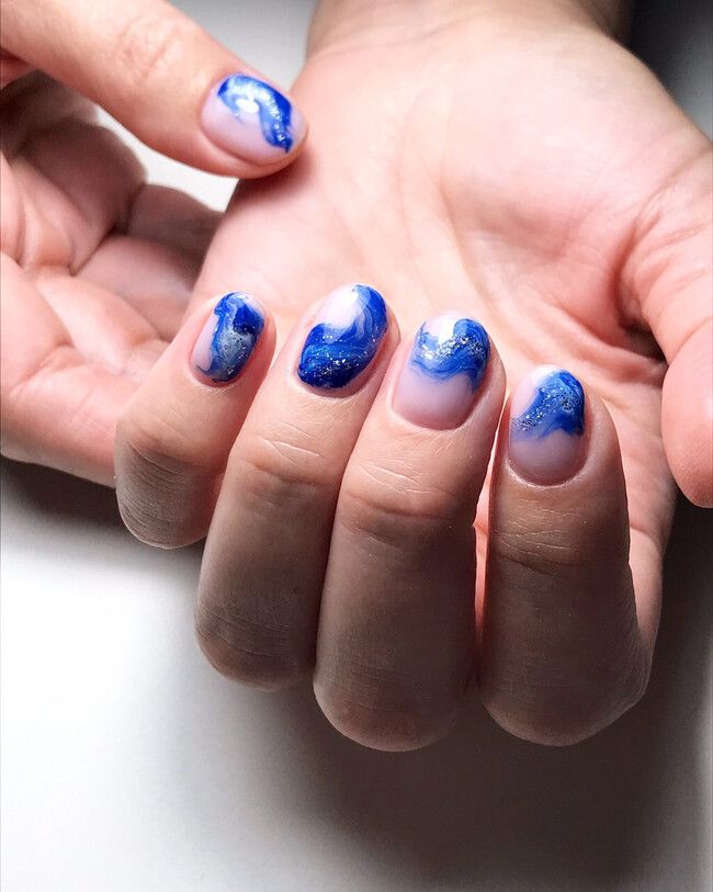 зимний синий маникюр с разводами на короткие ногти