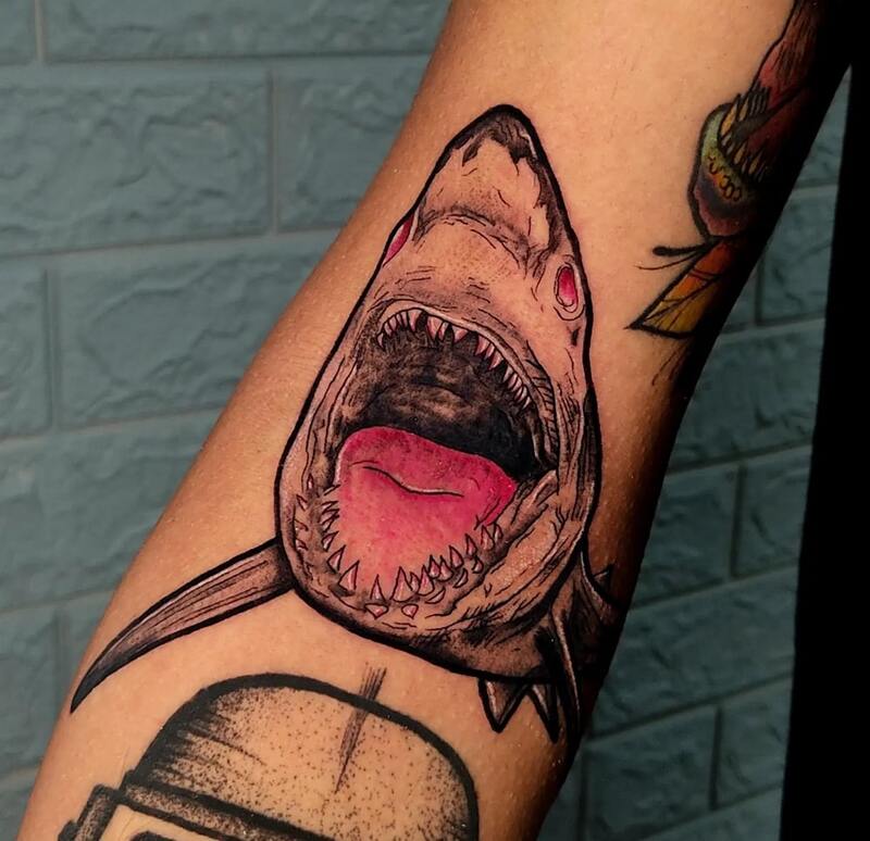 Realistyczny tatuaż szczęki rekina