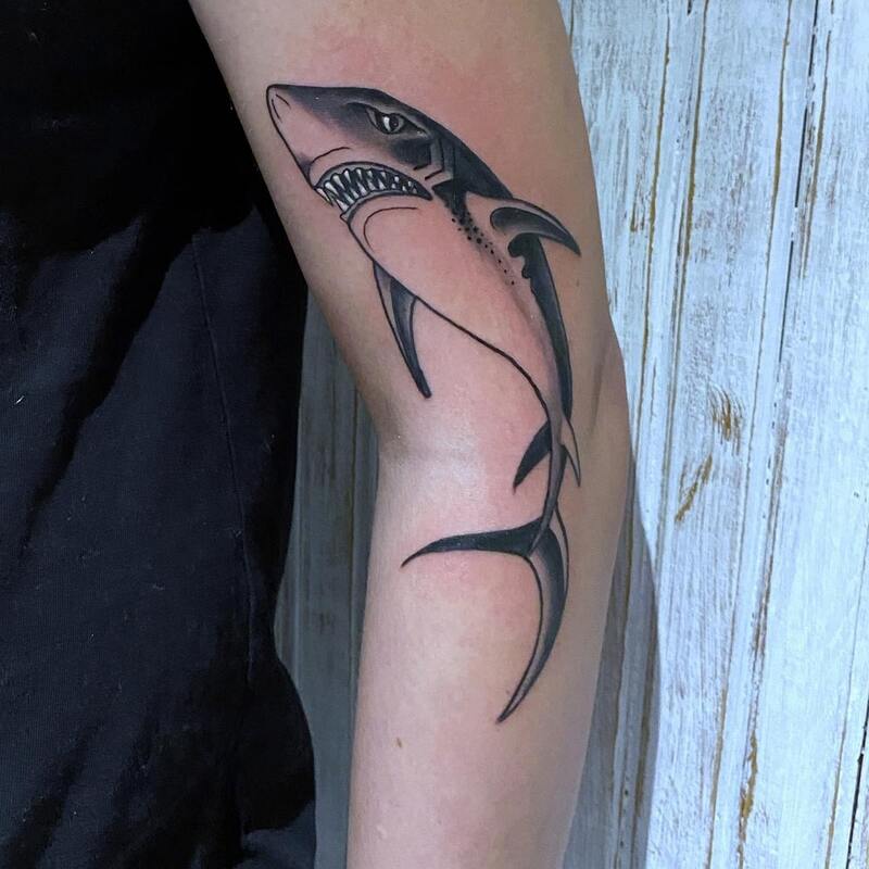 Prosty tatuaż rekina