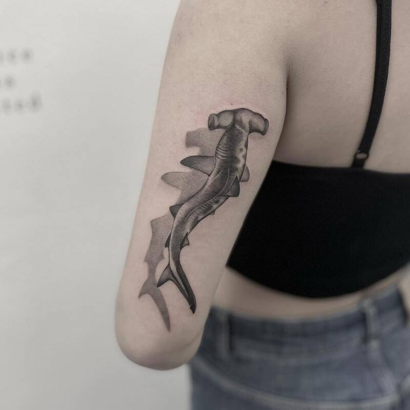 Realistyczny tatuaż rekina młota