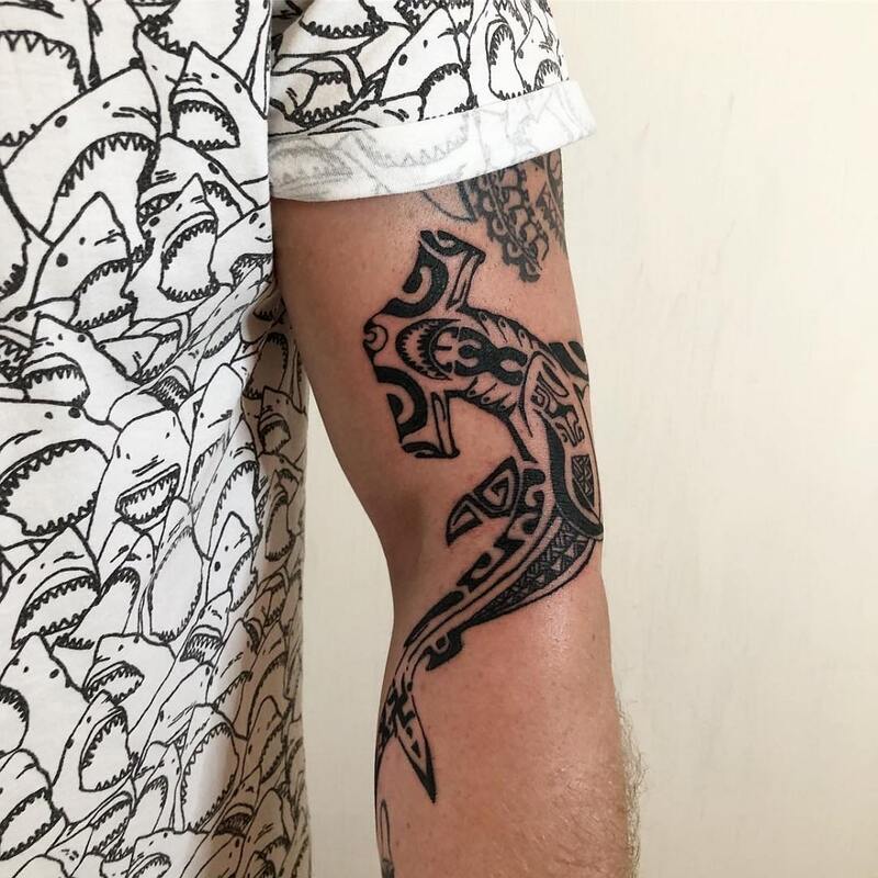 Plemienny tatuaż rekina młota