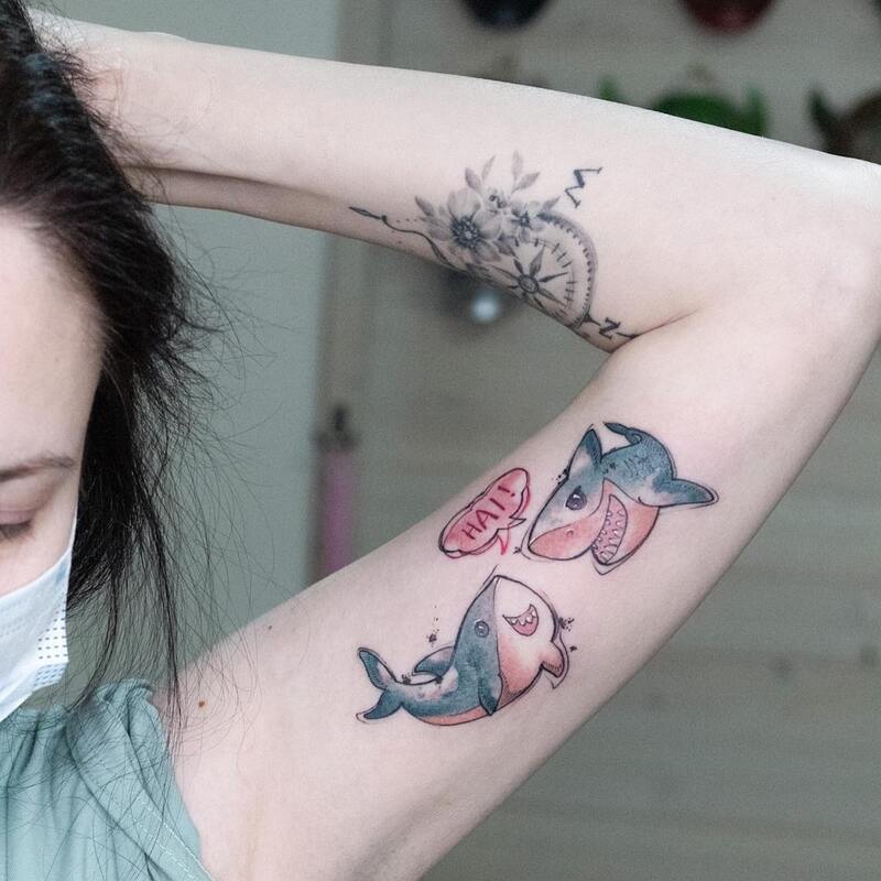 Tattoo mit zwei süßen Haien