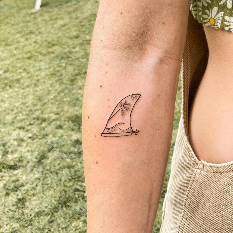 Haifischflossen-Tattoo
