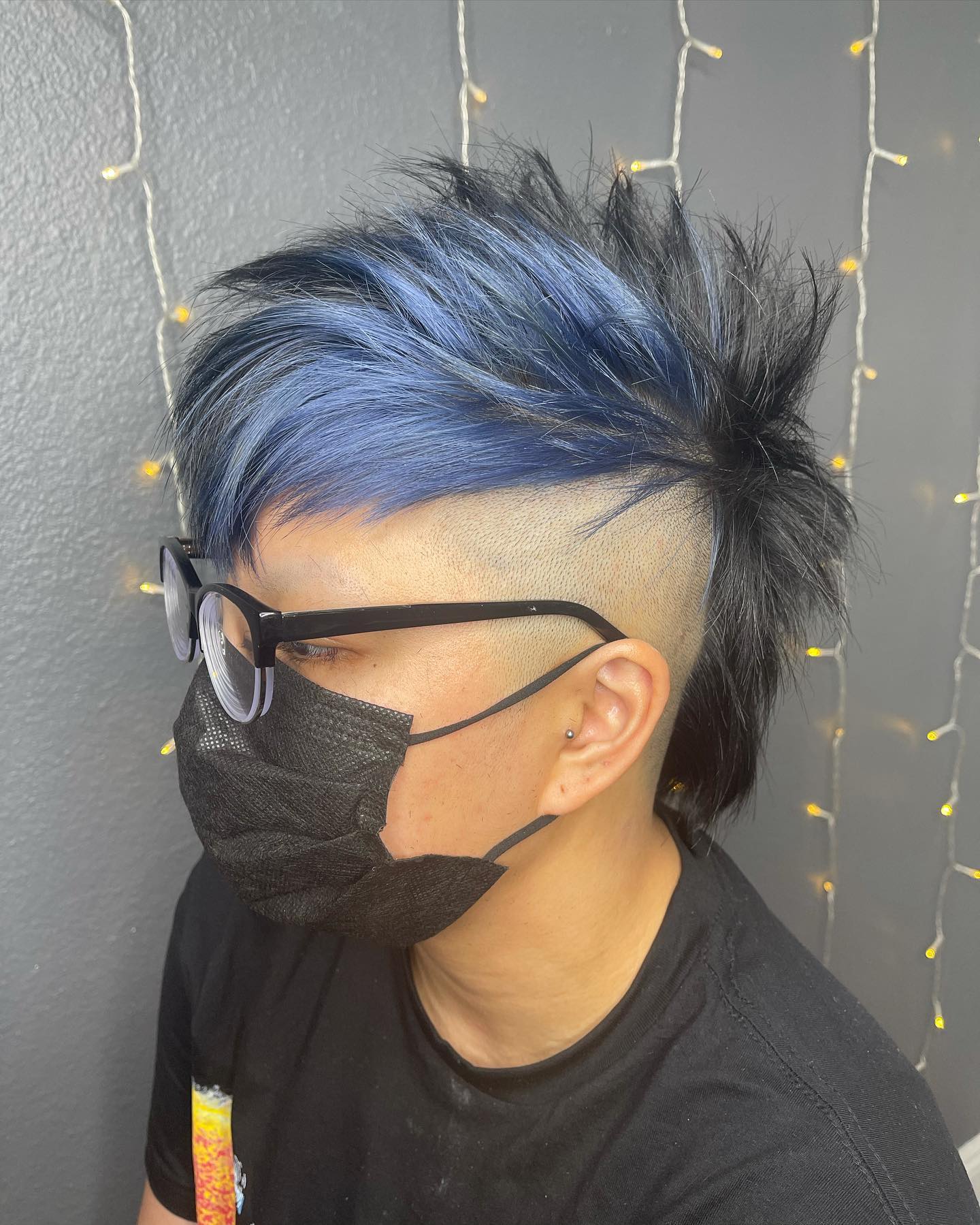 Blauer Mohawk-Vokuhila-Haarschnitt