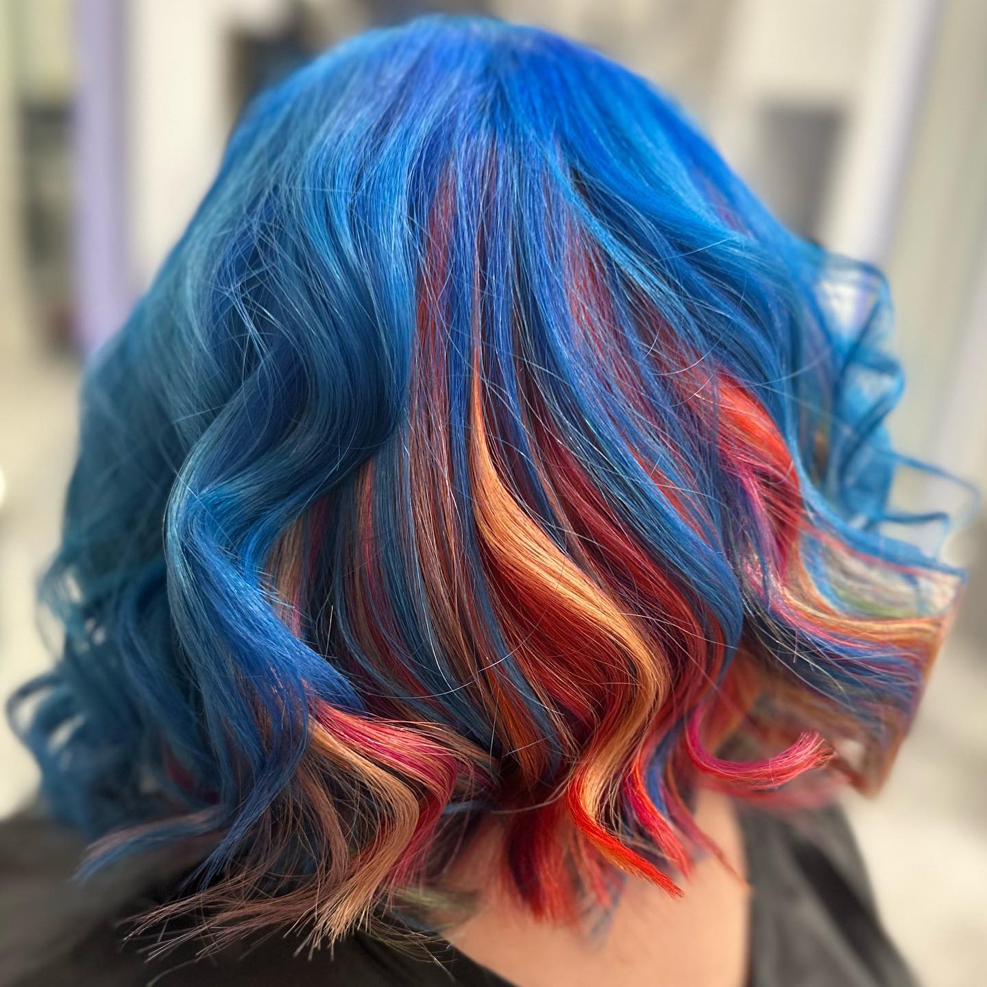 Niebieska i pomarańczowa fryzura Bob