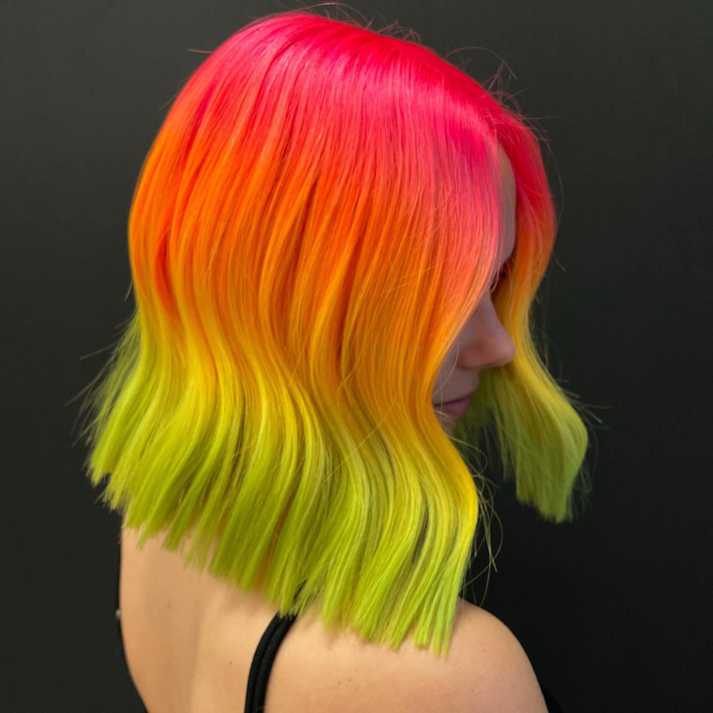 Mittlerer Neon-Bob-Haarschnitt