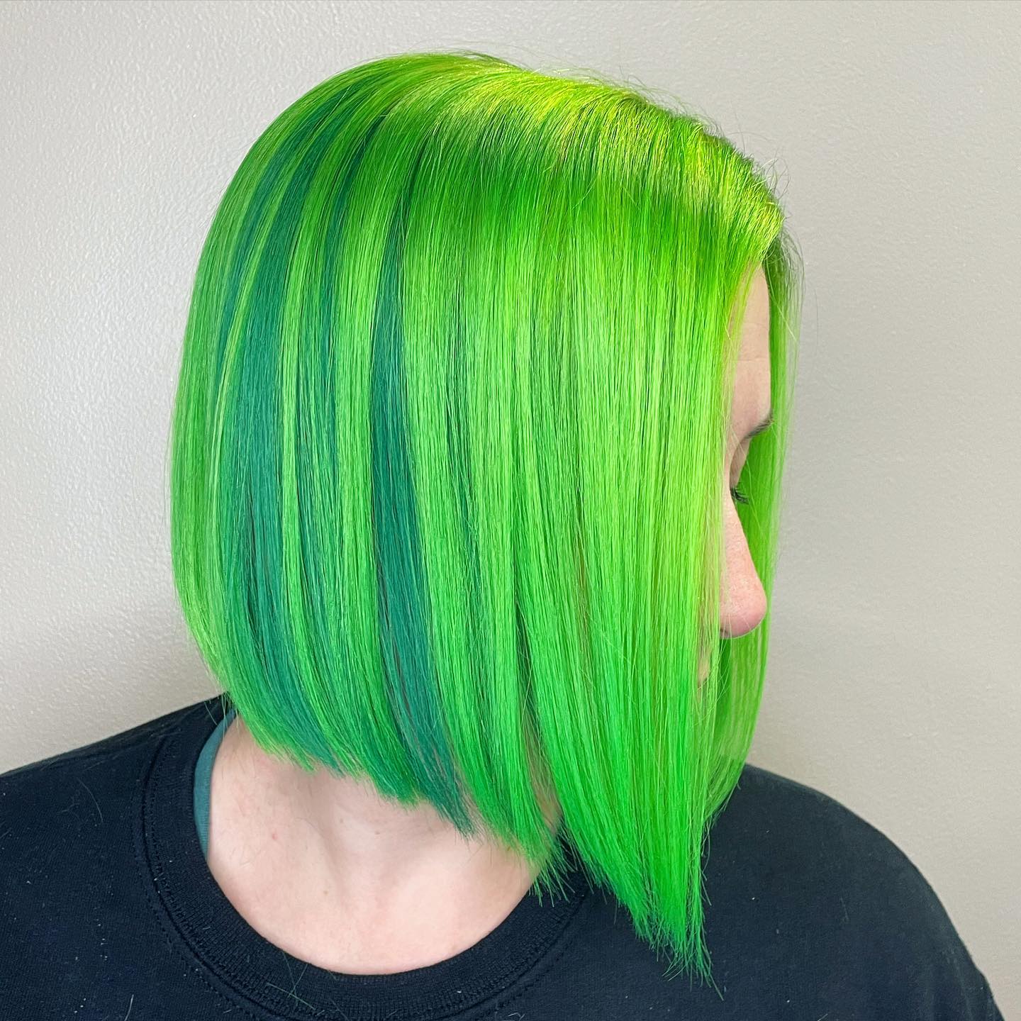 Neonowo-zielona fryzura Bob