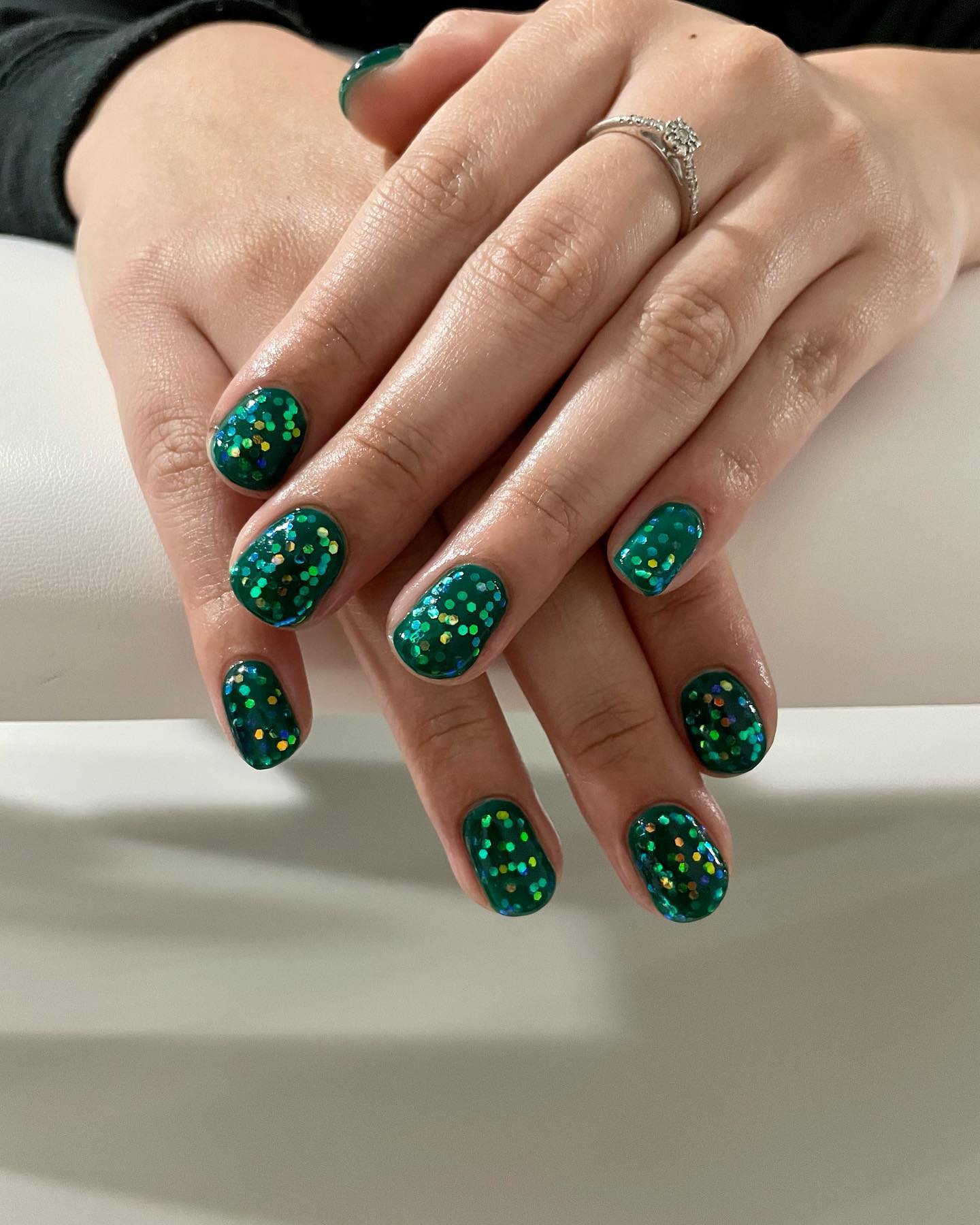 короткие изумрудно-зеленые ногти с блестками