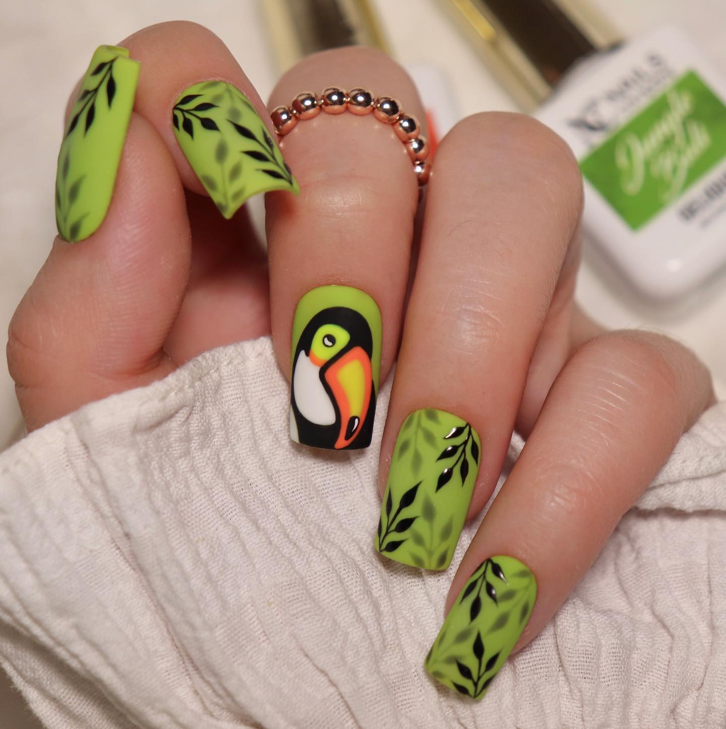 лаймово-зеленые матовые ногти с черными тропическими рисунками