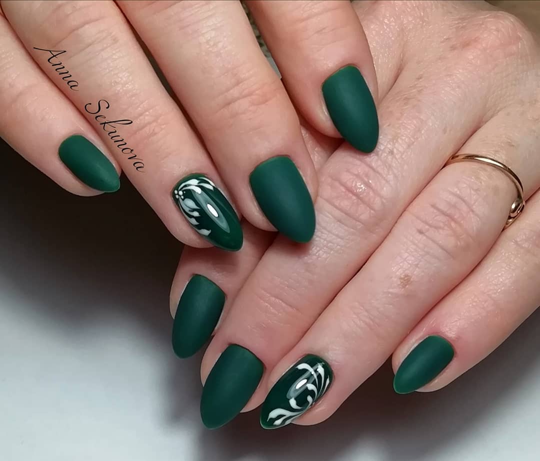 темно зеленые ногти с белым узором