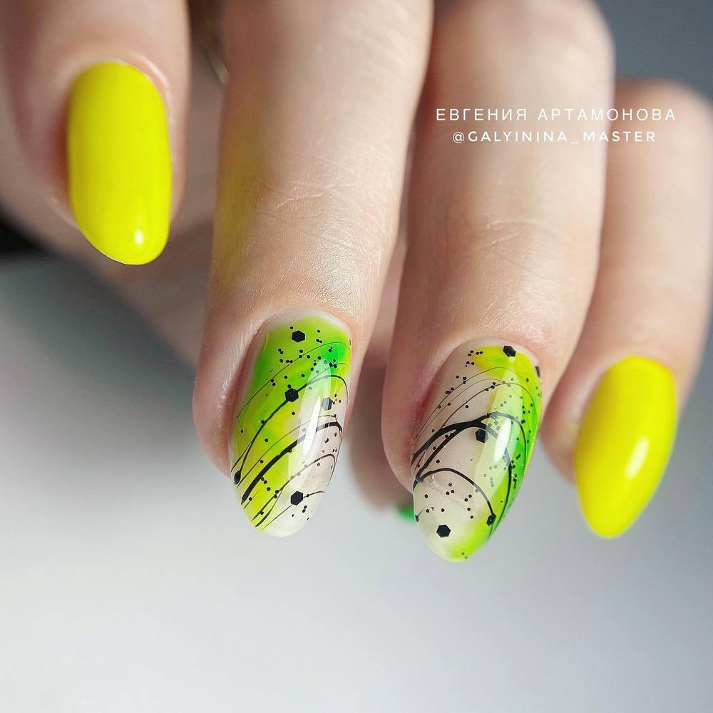 желто-зеленые ногти с дизайном паутинка