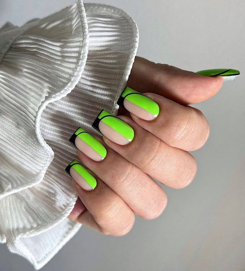 зеленые квадратные ногти с геометрией