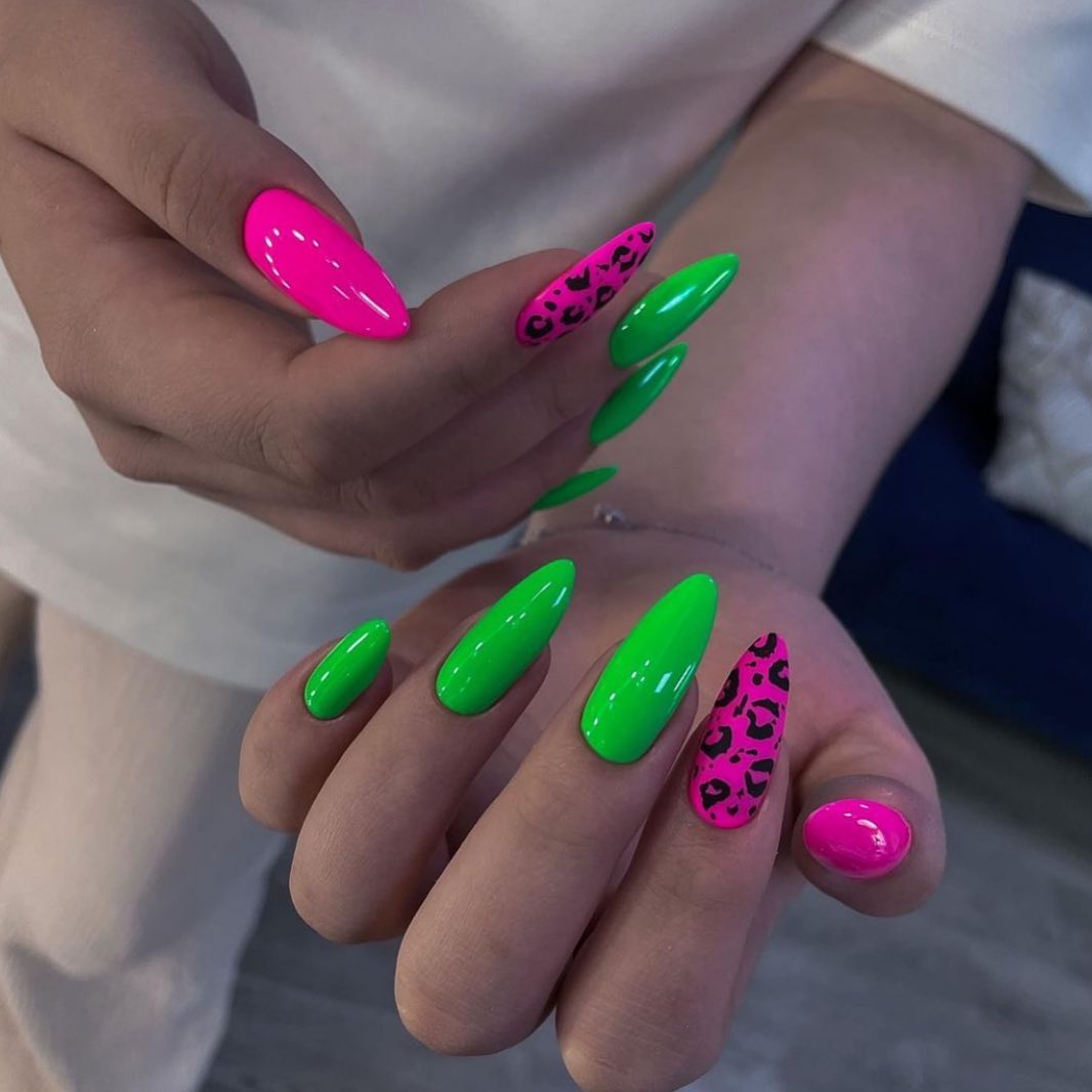 яркие розово-зеленые ногти