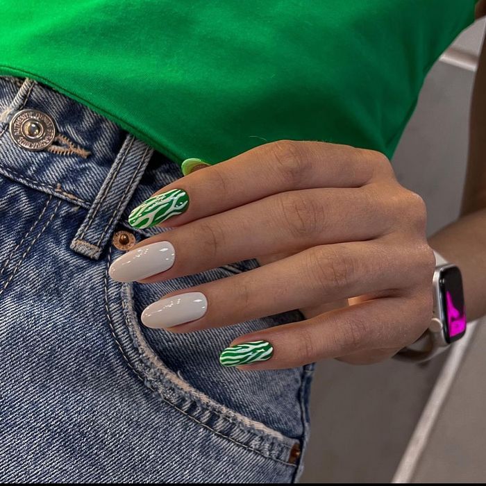 белые и зеленые ногти с полосками