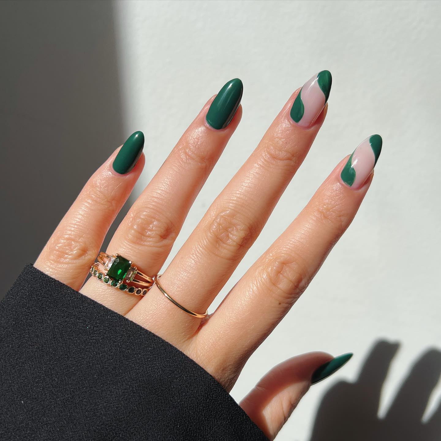 темно-зеленые миндалевидные ногти