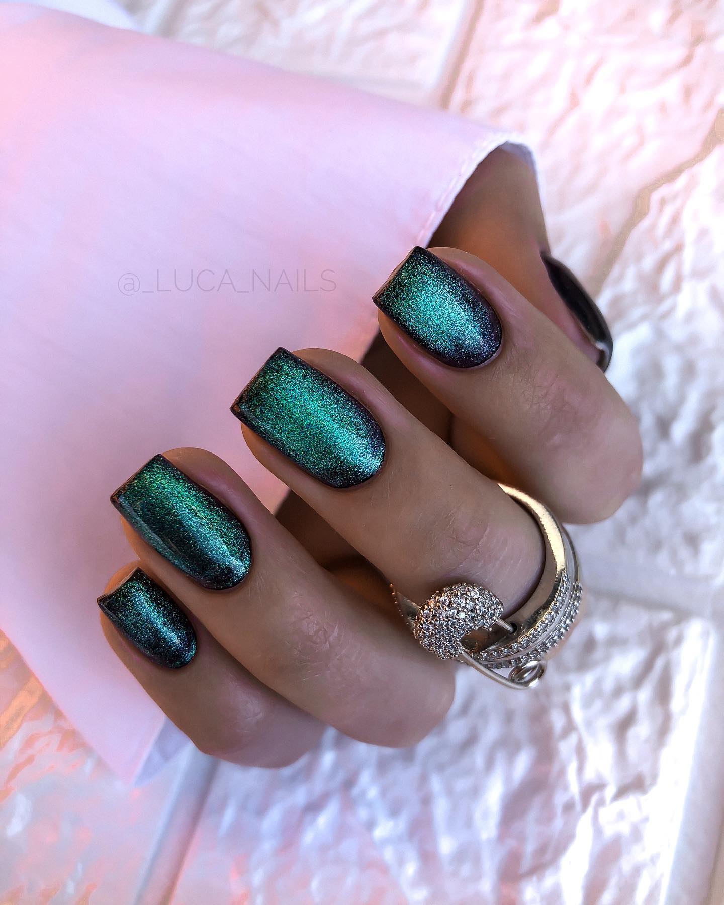 изумрудно-зеленые и черные ногти
