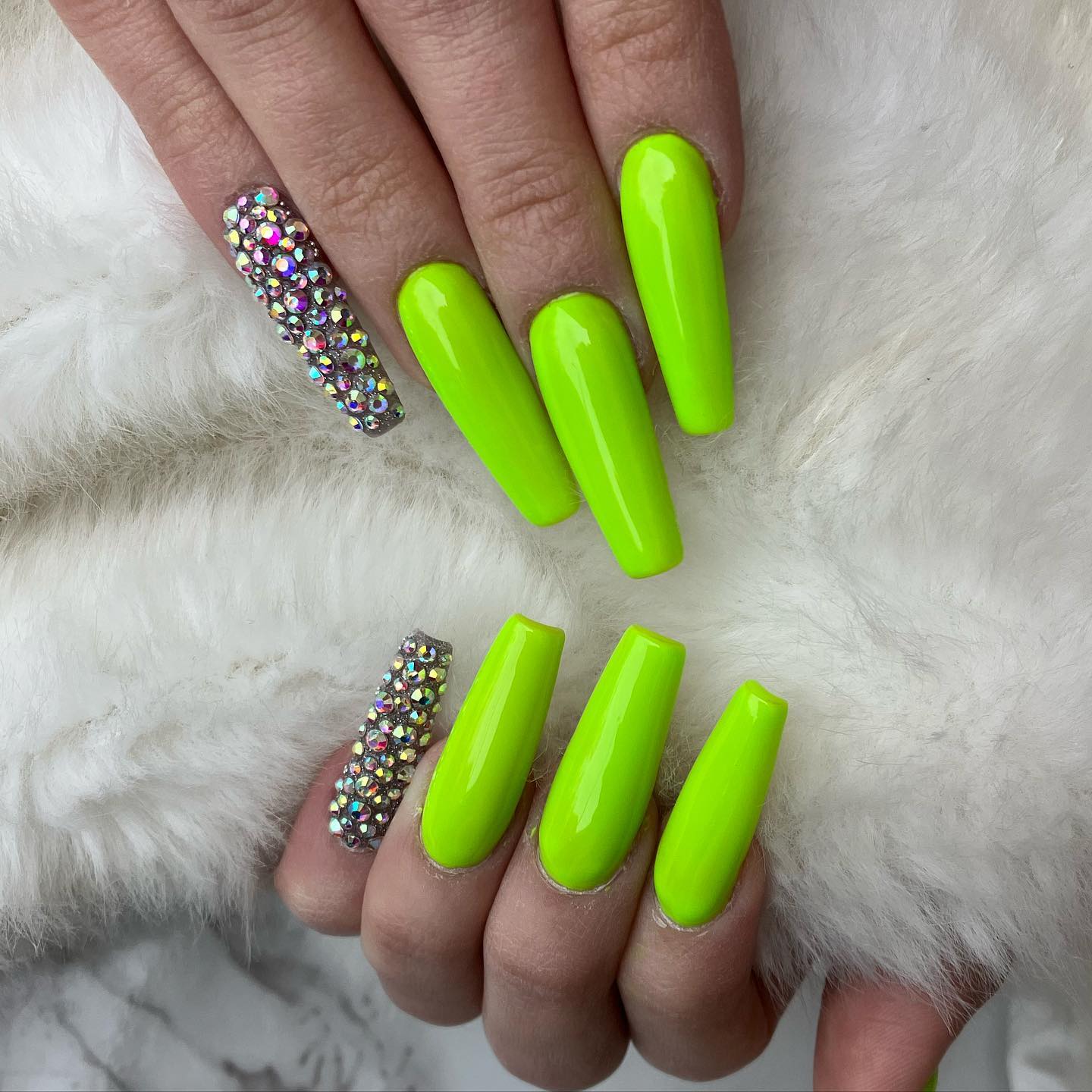 неоново-зеленые ногти со стразами