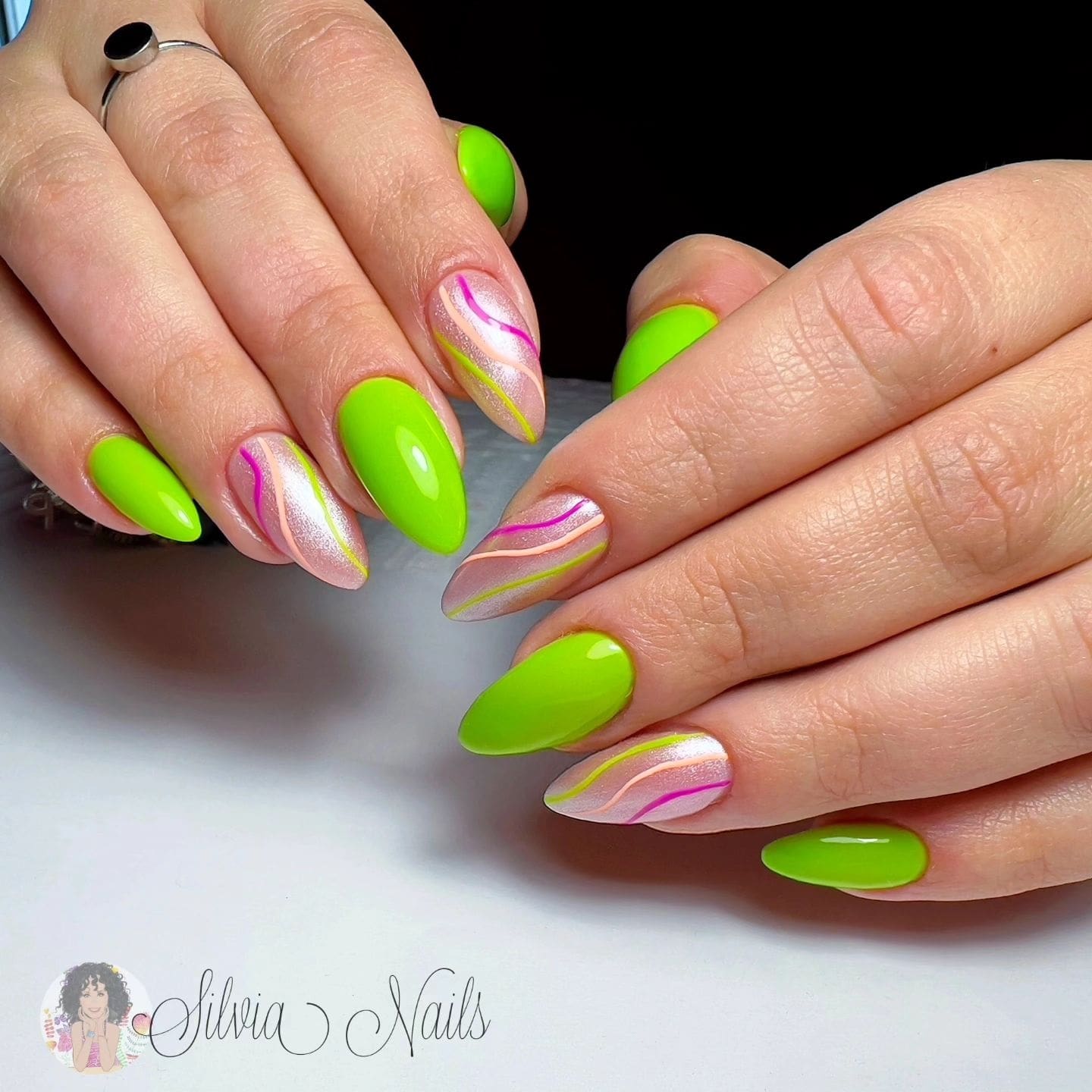 неоново-зеленые ногти со светлыми хромированными вставками