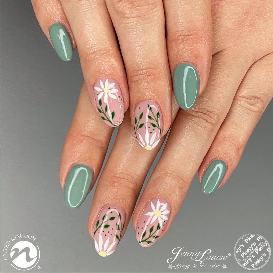 Eine Nahaufnahme salbeigrüner Nägel mit floralen Mustern