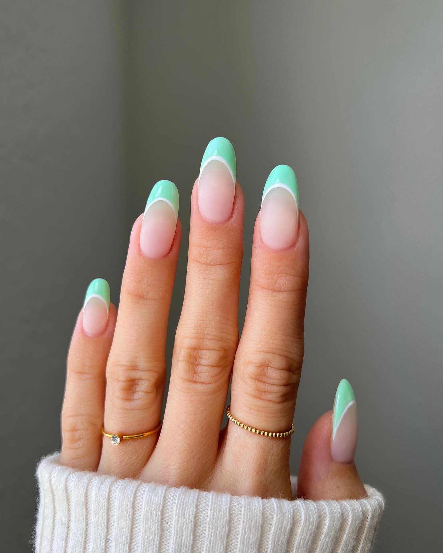 светло-розовые ногти с мятно-зеленым френчем