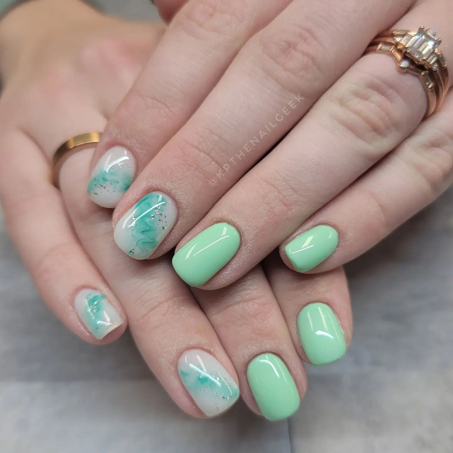короткие зеленые ногти с мраморными вставками