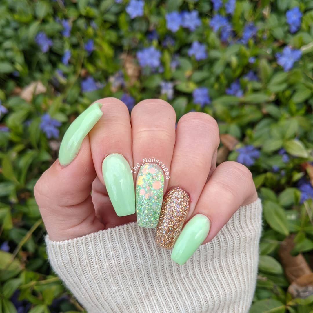 светло-зеленые ногти с золотым блеском на безымянном пальце