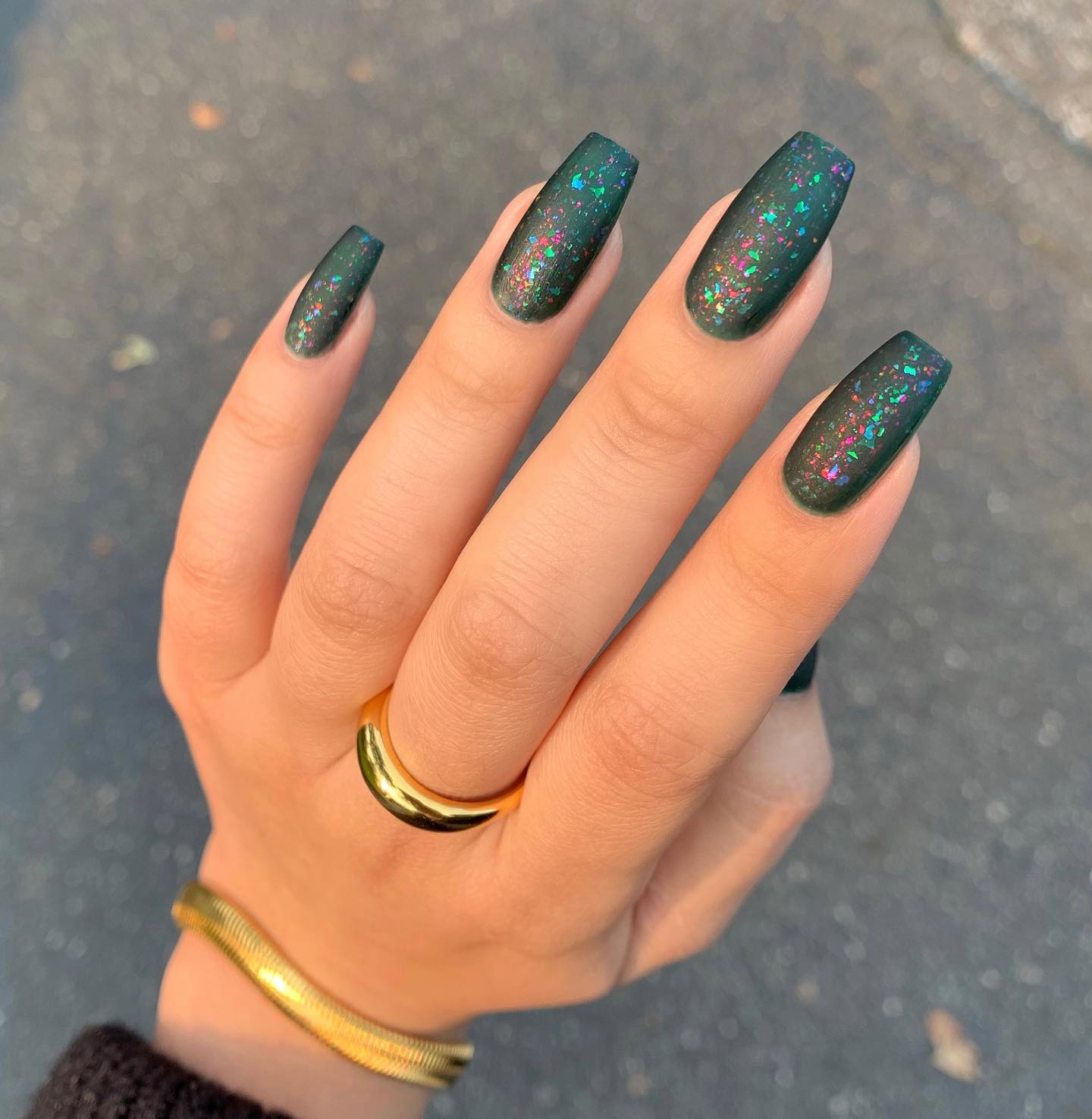 матовые зеленые ногти с разноцветными блестками