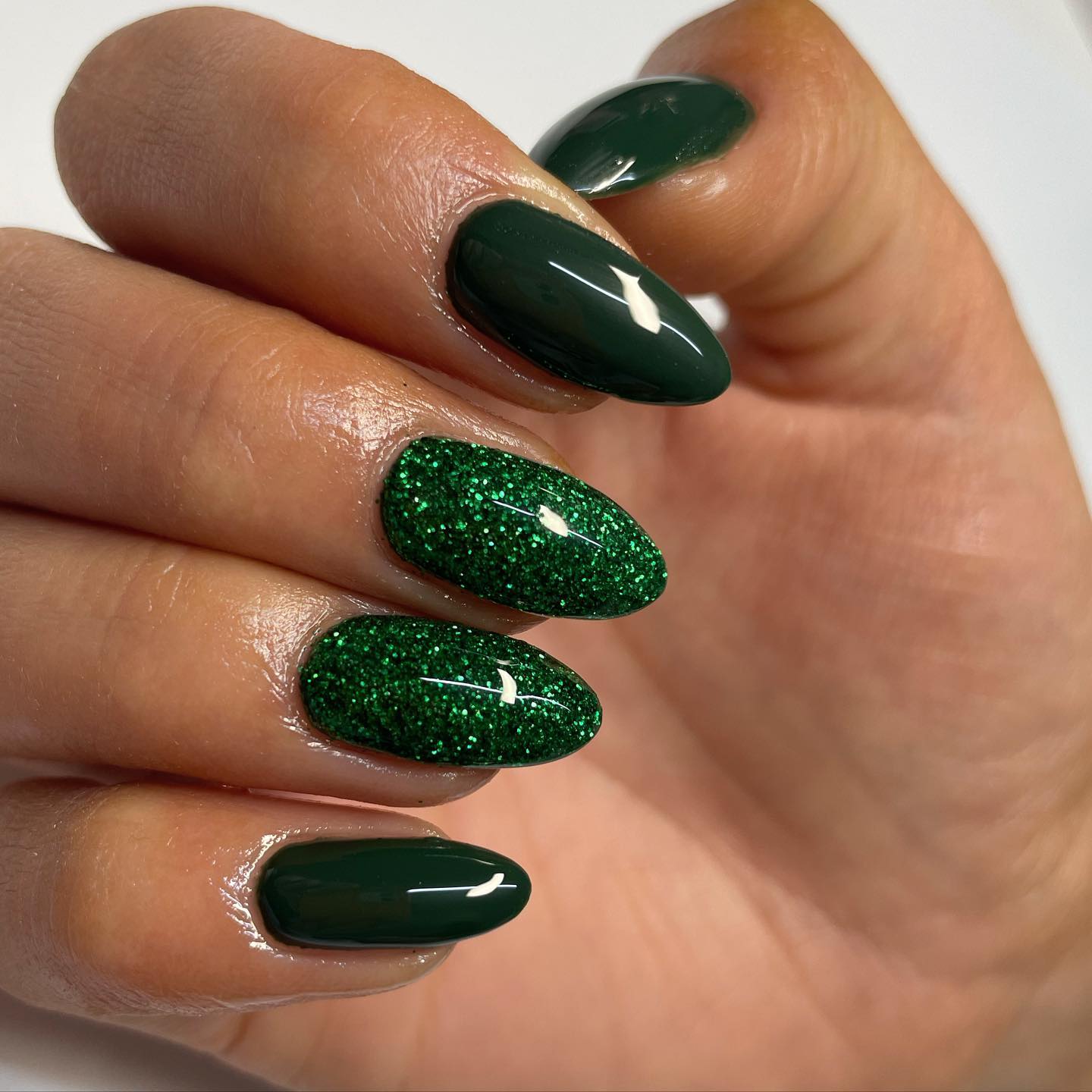 натуральные зеленые миндальные ногти с блестками