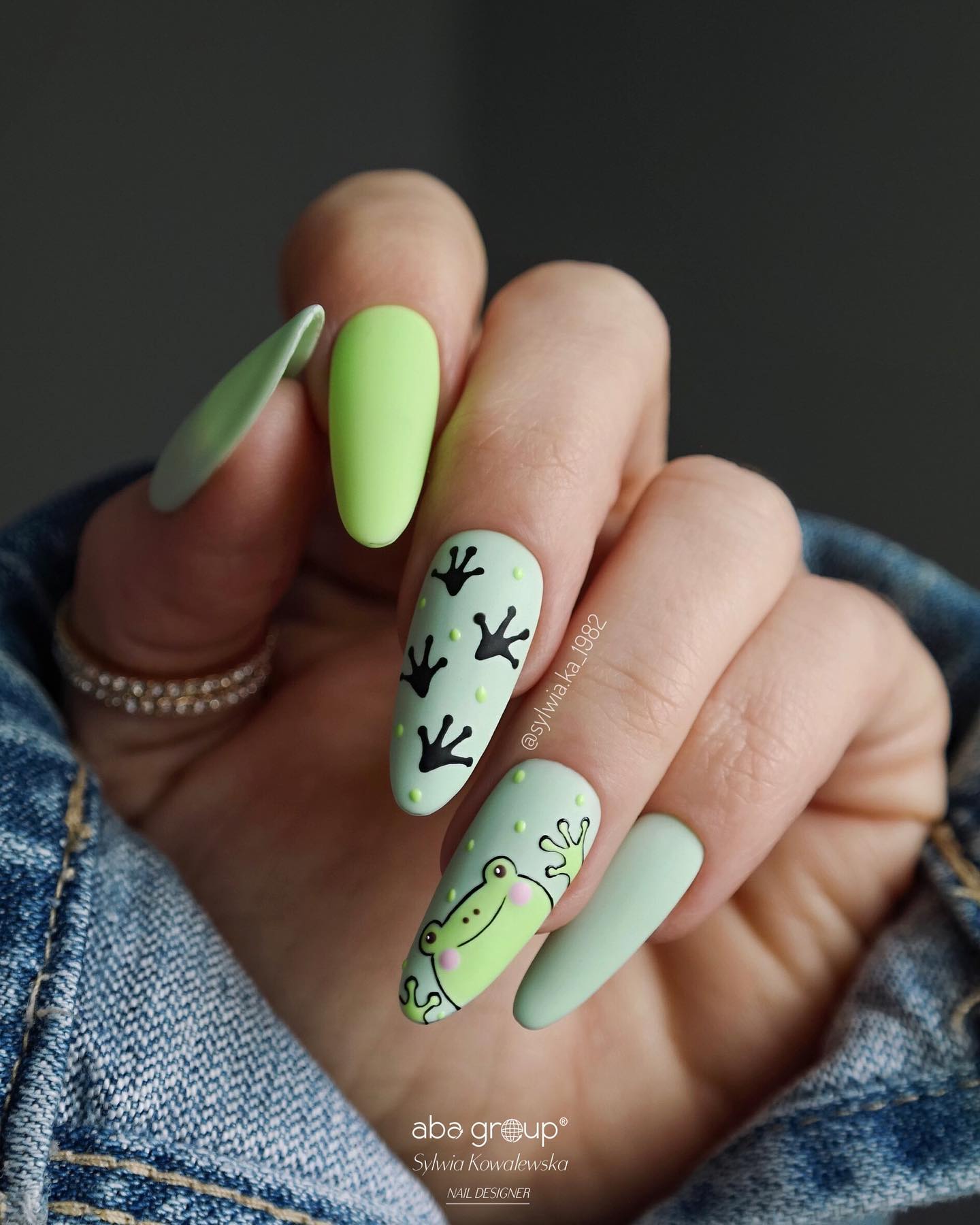 зеленые ногти с матовым покрытием