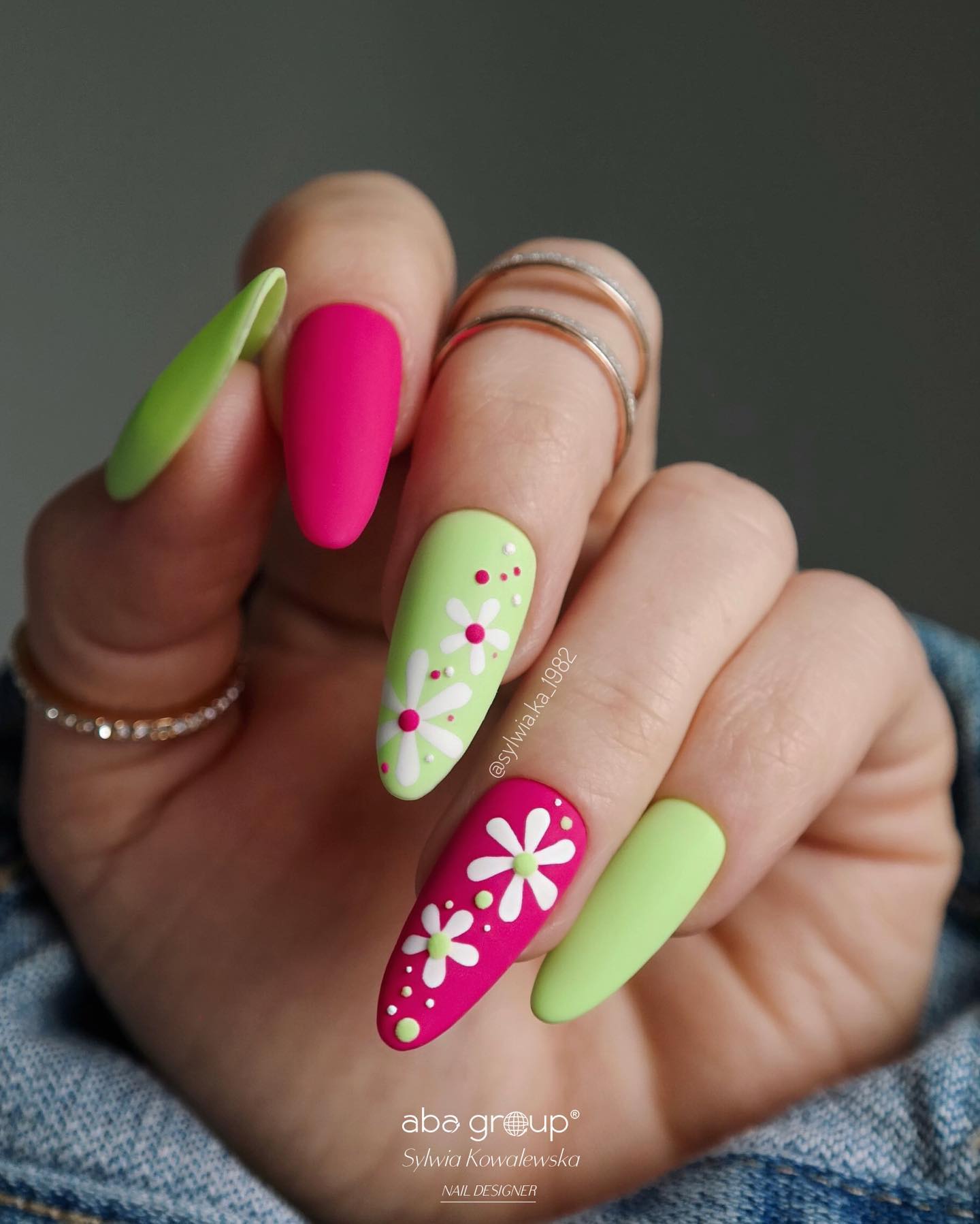 розовые и лаймово-зеленые ногти миндаль