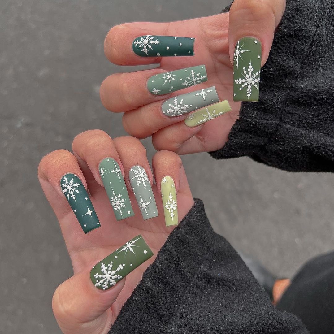 длинные матовые зеленые ногти со снежинками