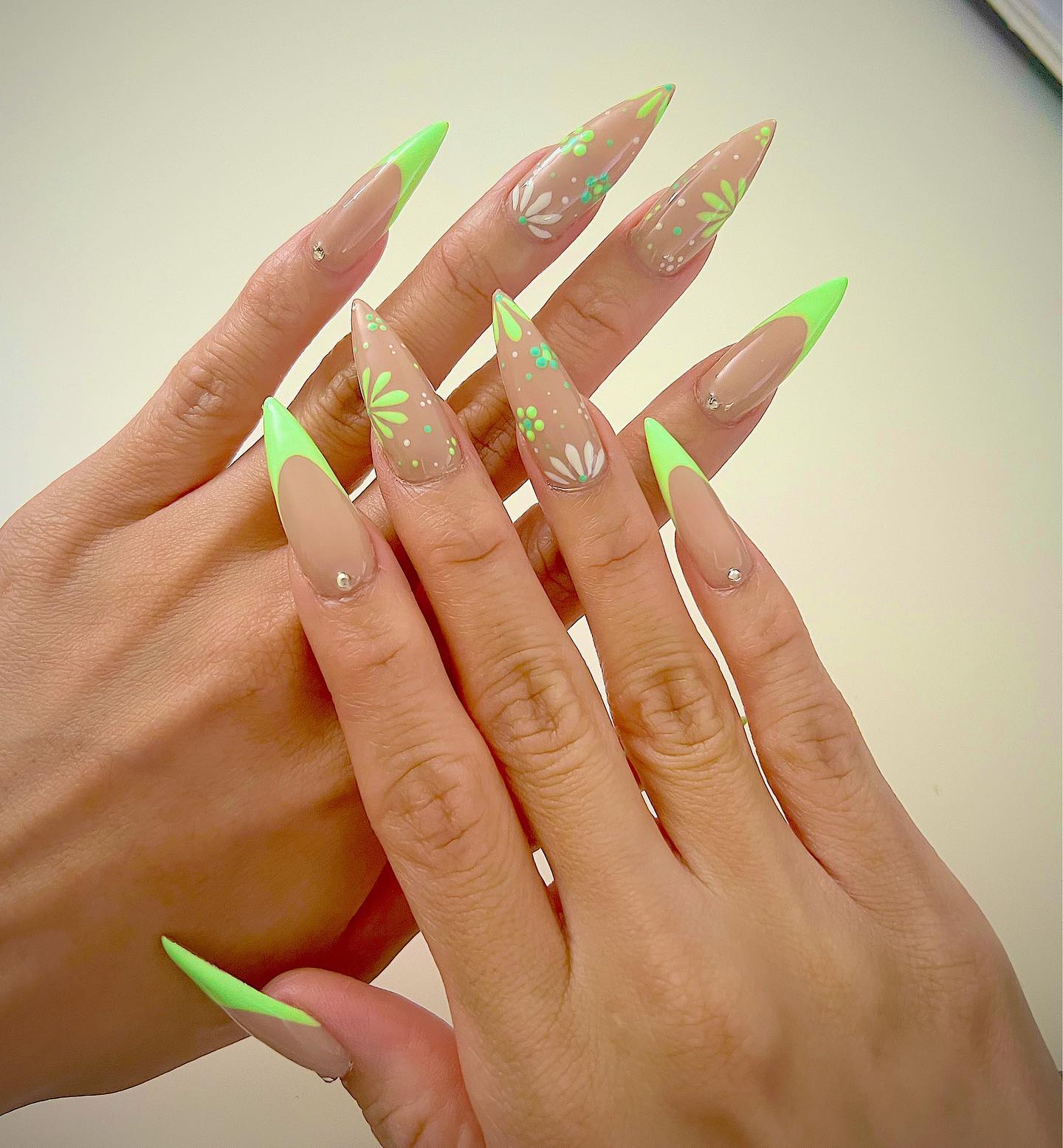 длинные ногти с цветами и светло-зелеными кончиками в стиле френч