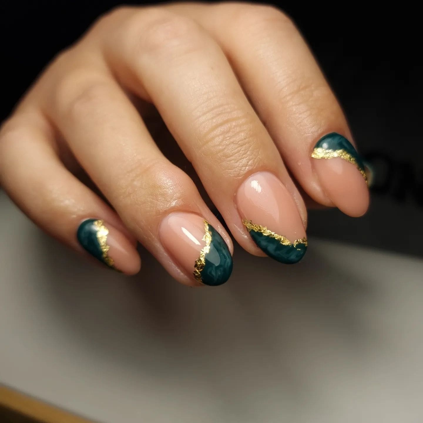 короткие зеленые мраморные ногти с золотыми вставками