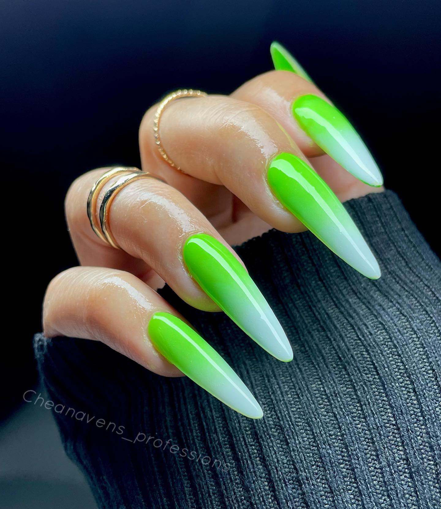 Zbliżenie szpilki neonowo zielone ombre paznokcie