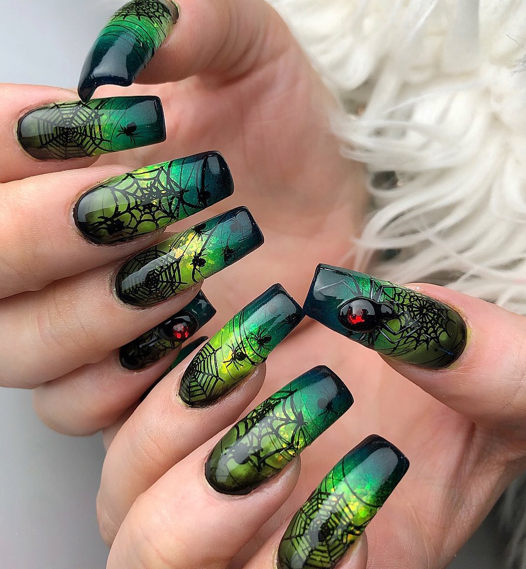 Zbliżenie zielonych paznokci ombre z obrazami na Halloween