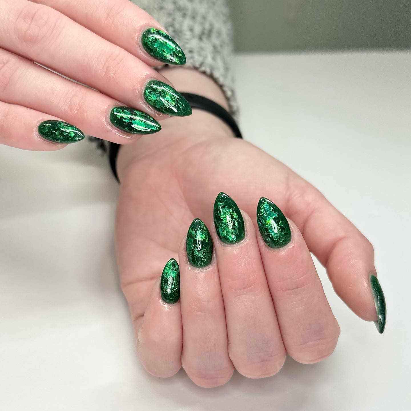 Zbliżenie malachitowych zielonych marmurowych paznokci
