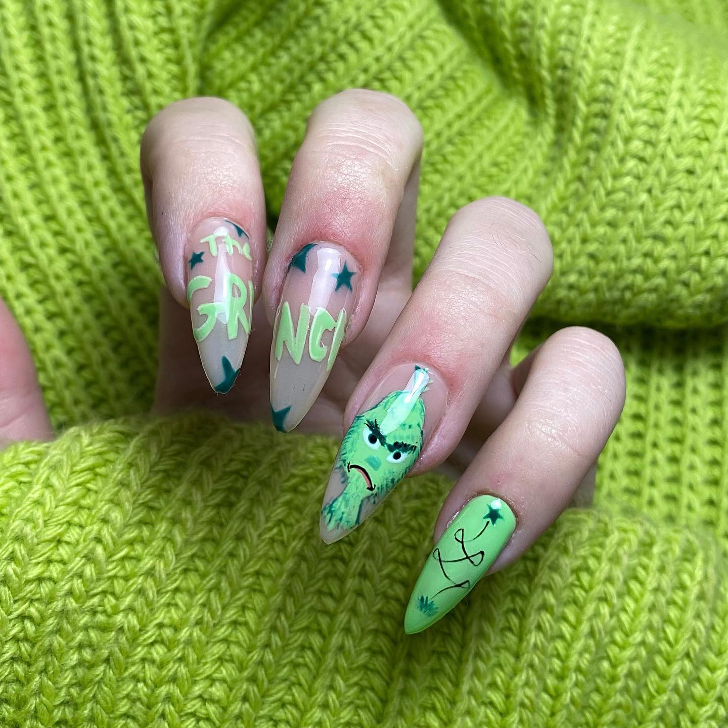 Zbliżenie zielonych paznokci w stylu Greench