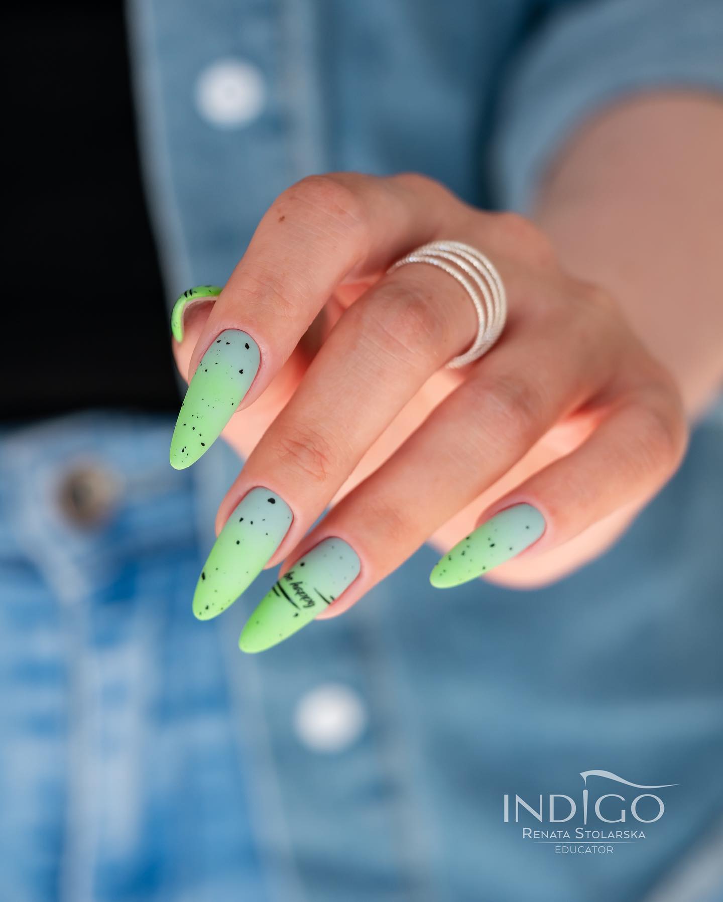 миндалевидные ногти с матовым зеленым покрытием омбре