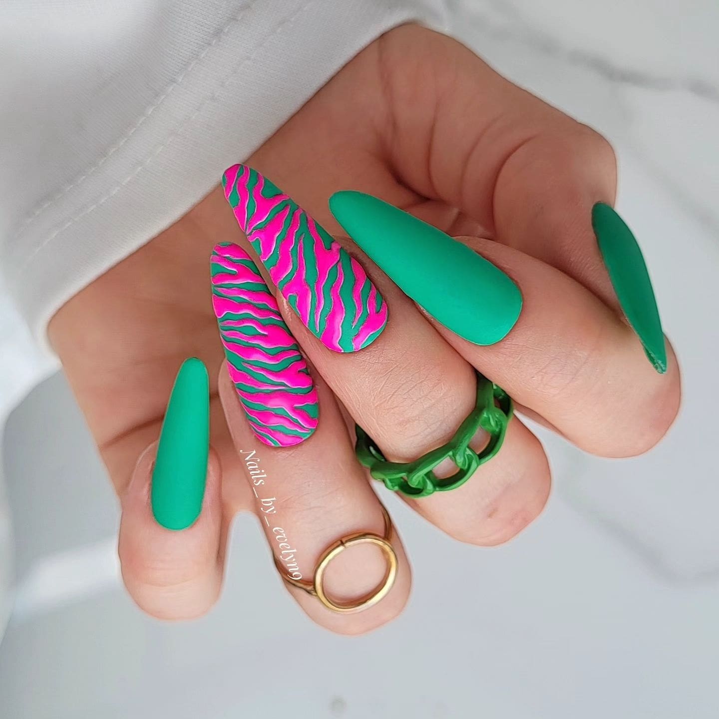 ярко-розовые и зеленые матовые ногти