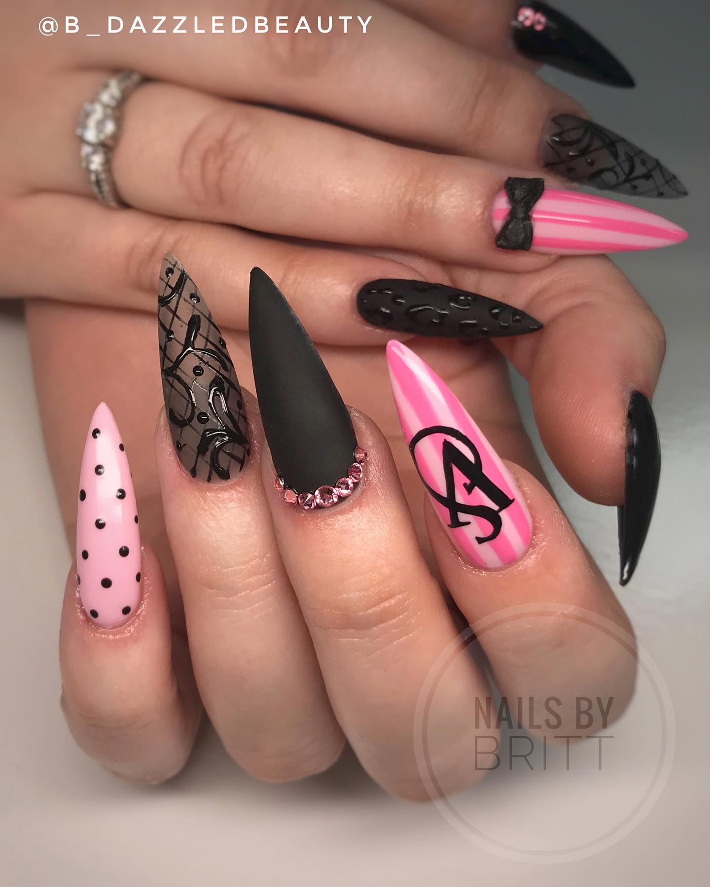 Розовые ногти с черным кружевом