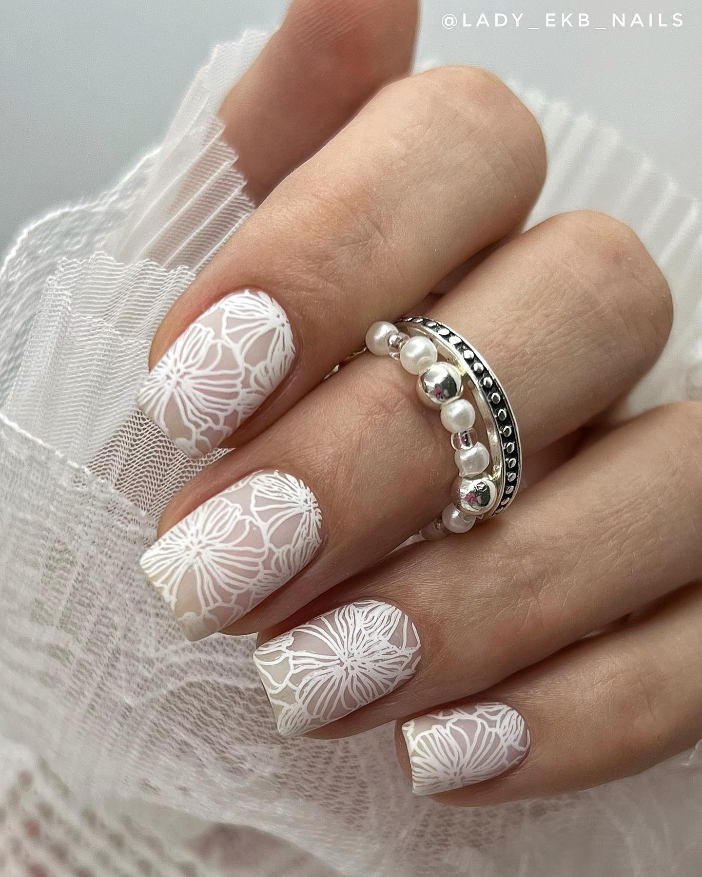 Белые кружевные ногти невесты