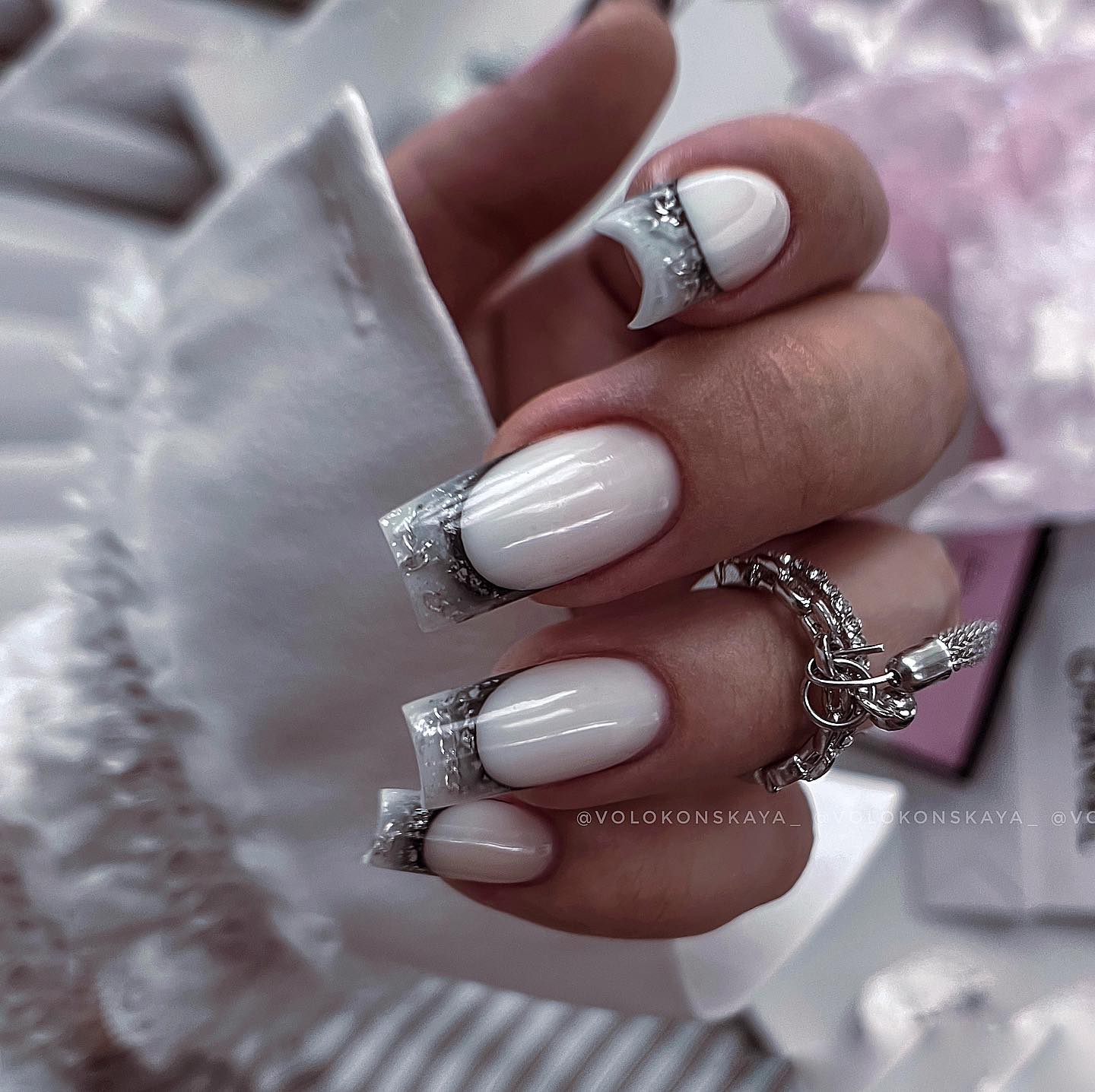 Schwarz-weiße Gothic-Nägel