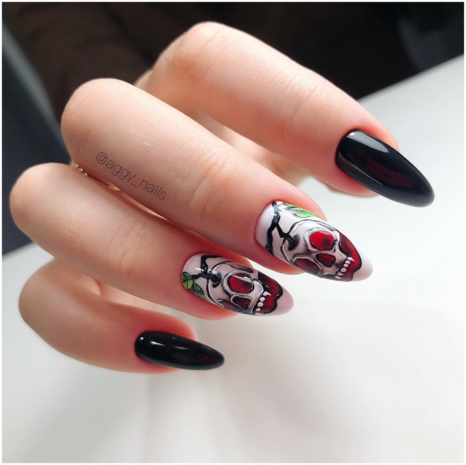 Goth nails with skulls