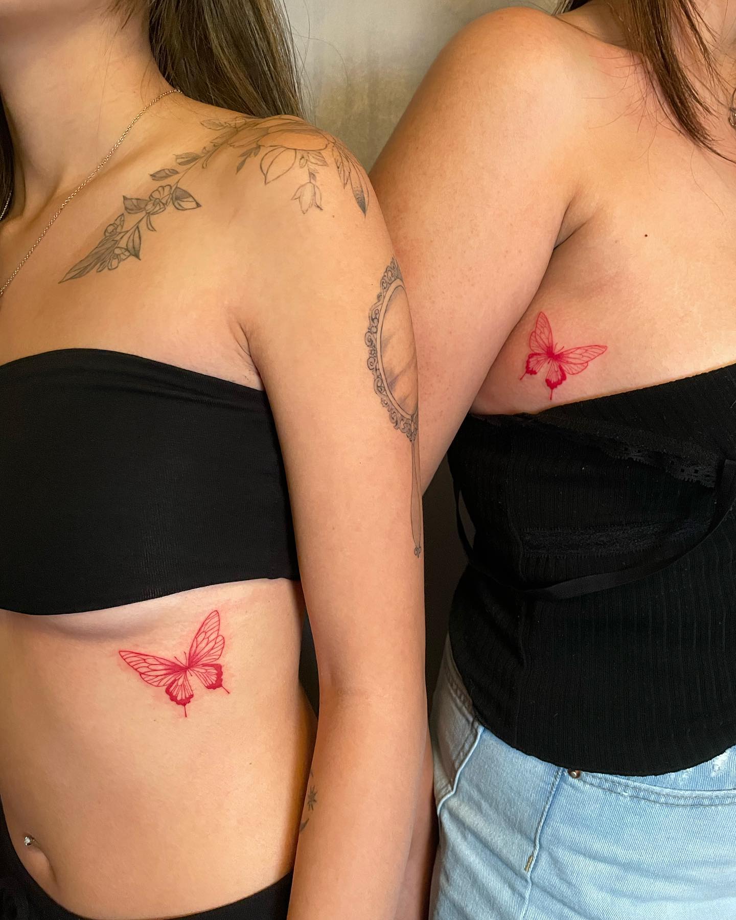 Красные татуировки бабочки для друзей