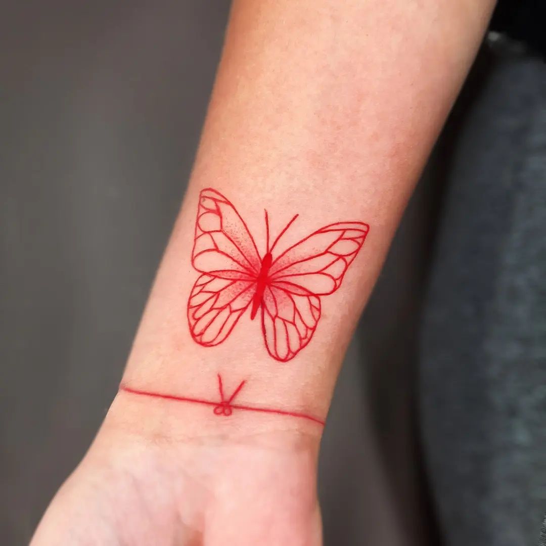 Czerwony motyl i wstążka tatuaż na nadgarstku