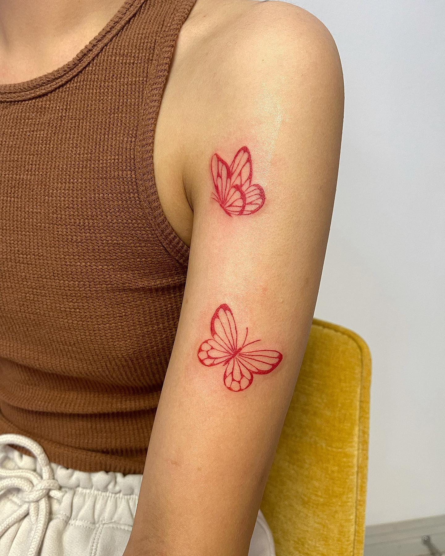 Tattoo mit zwei roten Schmetterlingen
