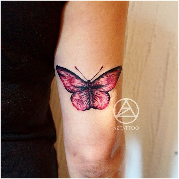 Tatuaż czerwonego motyla z czarną obwódką