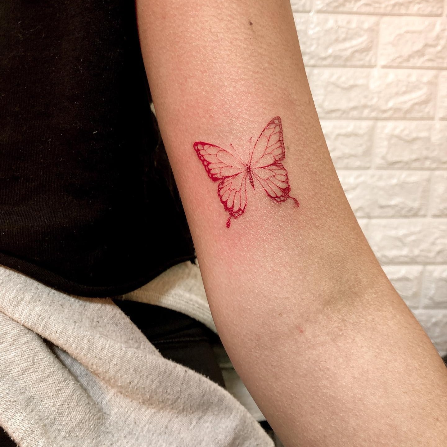 Latający tatuaż czerwonego motyla