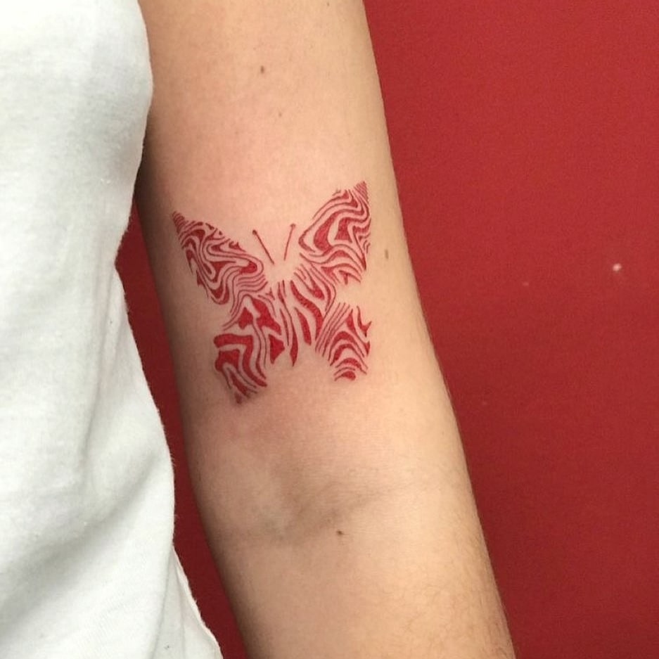 Татуировка бабочки красными чернилами